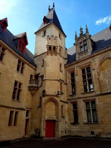 La cour et le donjon de l'hôtel de Sens 