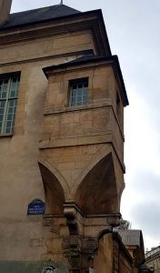 Tourelle d'angle à la croisée des rues Pavée et des Francs-Bourgeois Tourelle d'angle à la croisée des rues Pavée et des Francs-Bourgeois