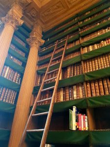 Etagères dans la salle de lecture de la Bibliothèque Mazarine