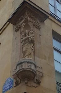 Statue de la Vièrge Marie à l'angle des rues de Turenne et Villehardouin