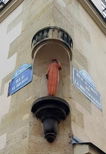 Statue de la Vièrge Marie à l'angle des rues d'Aubriot et de la Sainte-Croix-de-la-Bretonnerie 