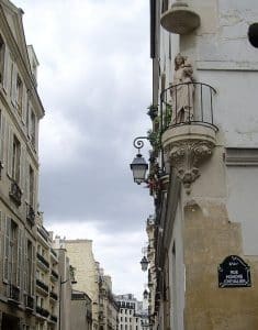 Statue de la Vièrge Marie à l'angle des rues Cassette et Honoré-Chevalier