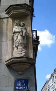 Statue de la Vièrge Marie, rue de la Madone